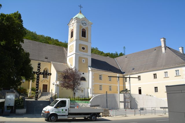 Der neue Kirchenplatz in Forchtenstein befindet sich kurz vor der Fertigstellung. | Foto: Pichlbauer