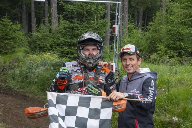 Walter Feichtinger sicherte sich bei der Enduro-Trophy in Rothenfels den ersten Platz. Am Bild ist er mit Enduro-Trophy-Veranstalter Peter Bachler zu sehen.