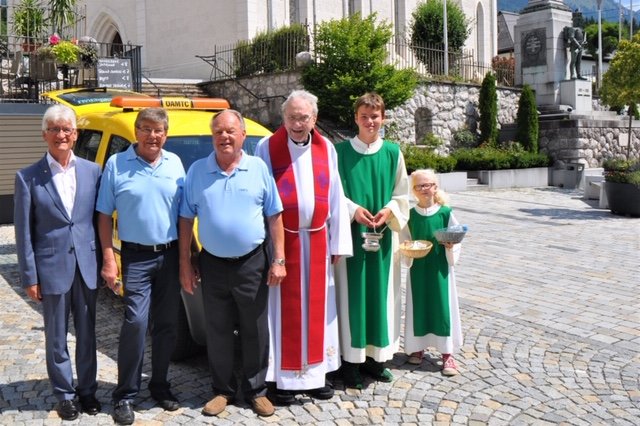 Bei der Segnung: Ferdinand Sablatnig, Siegi Brandmüller, Helmut Regatschnig, Stadtpfarrer Günther Dörflinger und Ministranten (v.l.) | Foto: KK