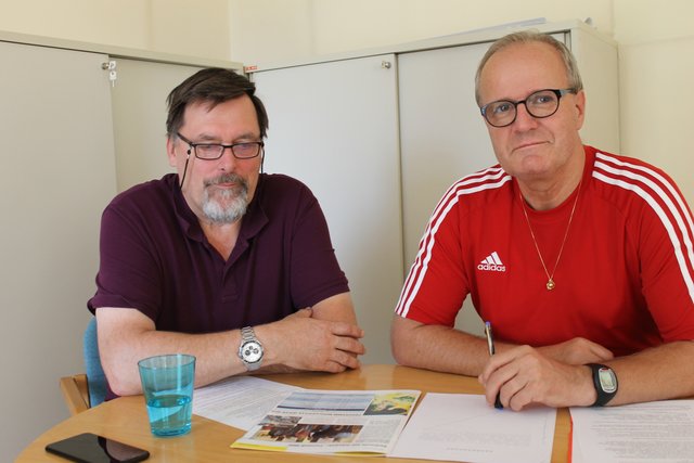 Hubert Reitbauer (Wiff, links) und Christian Gratzl (SPÖ) bei der Lektüre des ÖVP-Stadtmagazins "Hallo Freistadt". | Foto: BRS/Roland Wolf