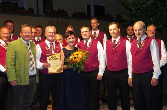 Bürgermeister Johann Schuster, Karl Klinar mit Gattin Sigrid, Hellmuth Koch (Obmann), Harald Grossegger (Ombann Stv.) und Bernhard Zlanabitnig (Chorleiter)
 | Foto: Carinthia Chor Millstatt