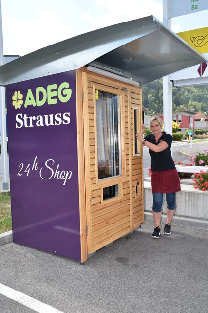 Isabell Strauss in Möllbrücke hat ihren Automaten mit Dach und Holzverkleidung "aufgehübscht". Sie testet den Service nun ein halbes Jahr lang | Foto: Niedermüller