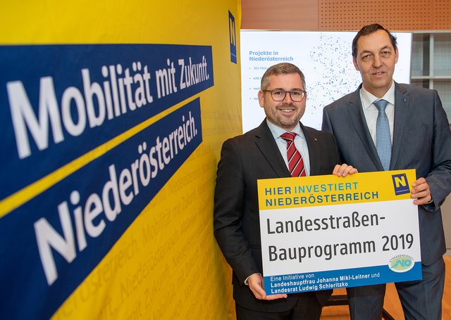 LR Schleritzko und Straßenbaudirektor Josef Decker bei der Präsentation des Bauprogramms.
 | Foto: NLK/Filzwieser