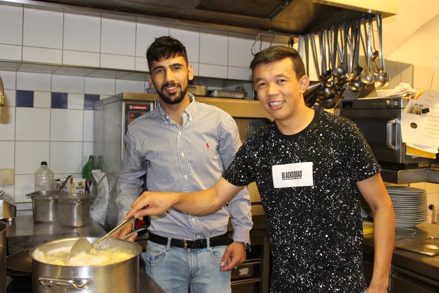 Hamid Ayubi und Abdullah-Rahman Haidari machen eine Lehre zum Koch- und Restaurantfachmann im Tafelspitz in Braunuau.  | Foto: BRS