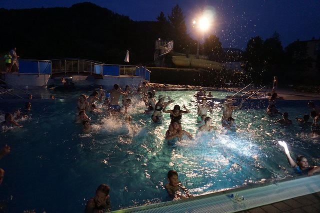 "Beat the heat" im Freibad: Nachtschwimmen, Coktails und ...