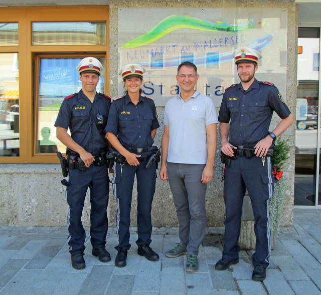 Bürgermeister Adi Rieger mit Kommandantin Yvonne Lichtmannegger und zwei der neuen Kollegen. | Foto: Stadtgemeinde Neumarkt