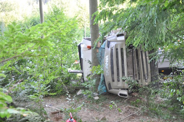 Die Fahrerkabine wurde beim Zusammenstoß mit dem Baum völlig zerstört. | Foto: LPD BGLD