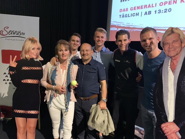 "Schlager"-Geschenk für Dominik Thiem, mit Familie, Pappfiguren (Michelle, li., Matthias Reim, re.). | Foto: privat