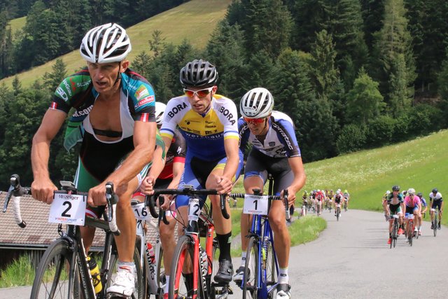 Michael Spögler (Nr. 1) gewann wie im Vorjahr das Horn-Radrennen