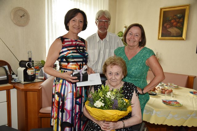 Die Jubilarin Elfriede Simon mit Tochter Christine und Schwiegersohn Karl Lechner sowie mit StR Erna Koprax. | Foto: Pressestelle Baden/Pohl