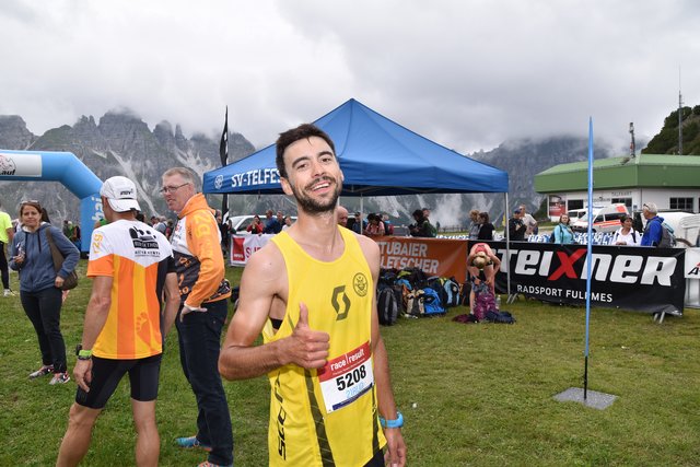Daumen hoch für einen weiteren heimischen Finisher: SV-Telfes-Obmann Bene Müller | Foto: Kainz