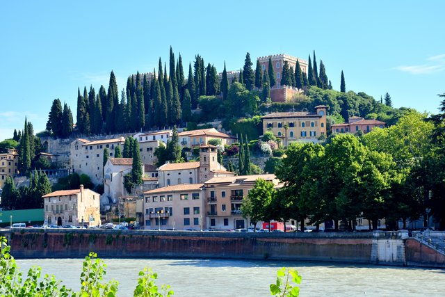 Weil der Hügel von San Pietro reich an Quellwasser ist, siedelten sich im Jahre 1430 die Jesuaten (ja, mit “a” – nicht die Jesuiten) dort an. Oberhalb des römischen Theaters gründeten sie ein Kloster, in dem sich heute das Archäologische Museum der Stadt Verona befindet.