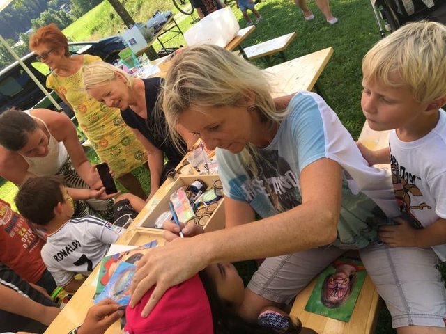 Ines Schiller beim Kinderschminken während des Spielplatzfestes in Reiterndorf. | Foto: SPÖ Bad Ischl