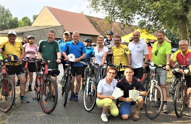 Geschäftsführerin Rosi Rahming und FF-kommandant Roland Schuster vor den sportlichen Bürgermeistern der Mitgliedergemeinden | Foto: Eva Gabriel