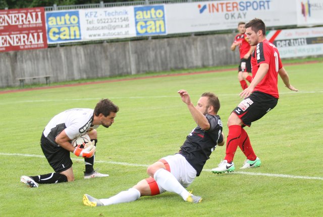 Zu spät! Bernhard Mittermair kommt nach dieser Hereingabe nicht an den Ball.