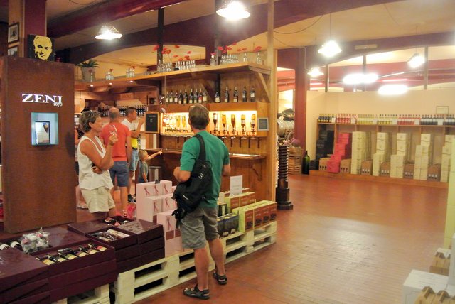 Verkaufsraum mit Degustationsmöglichkeit