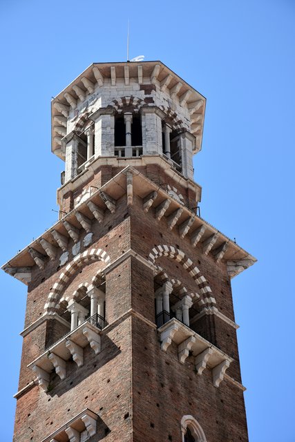 Der Torre dei Lamberti ist im wahrsten Sinne des Wortes eine überragende Erscheinung. 84 Meter Höhe sorgen dafür, dass man den ehemaligen Gemeindeturm im Zentrum der Altstadt von Verona von fast überall her sehen kann.