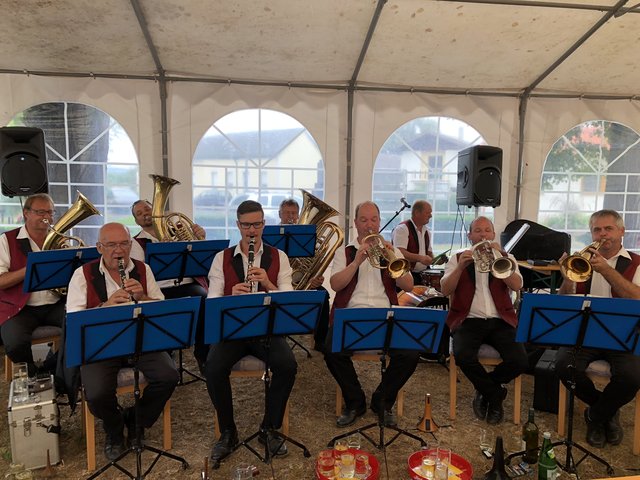 Helmut's Böhmische Blasmusik spielte wieder zünftig auf.