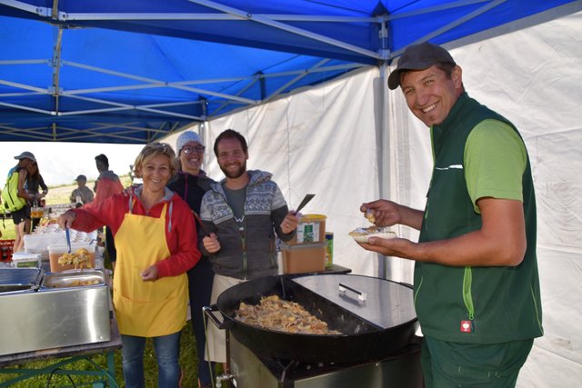 Die Sterns beim Kaiserschmarrnkochen bzw. -essen. | Foto: Kainz