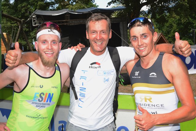Der Zweitplatzierte Lukas Hufnagl mit OK-Chef Werner Dannhauser und Sieger Peter Leo.