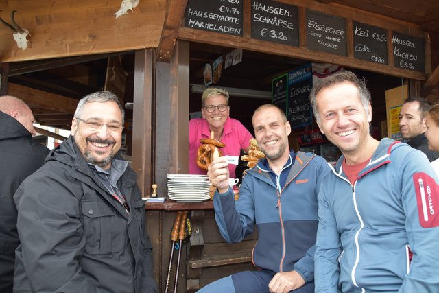 An der Kreuzjoch-Bar bei Restaurantleiterin Buja Mühlburger (hinten): Peter Lanthaler, Harald Wilberger und Schlick-Chef Martin Pittl (v.l.) | Foto: Kainz