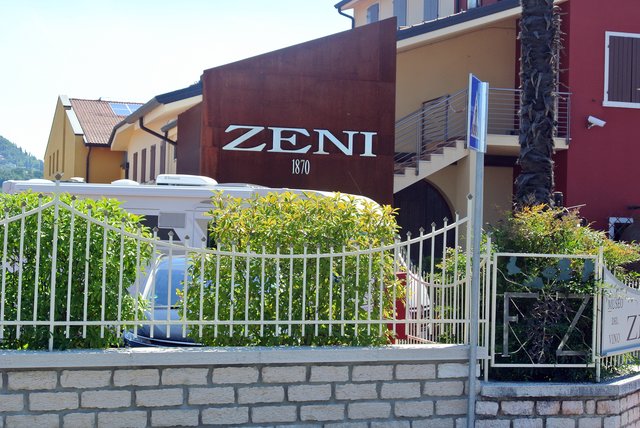 Das Weingut F.lli Zeni liegt in Bardolino auf den zauberhaften Moränenhügeln am Gardasee. Hierher, genau im Herzen des Anbaugebietes des gleichnamigen Bardolino Weins, kommen die von Hand sorgfältig gelesenen Trauben, die aus Weinbergen stammen, die sowohl in Eigenbesitz als auch in Pacht sind. 