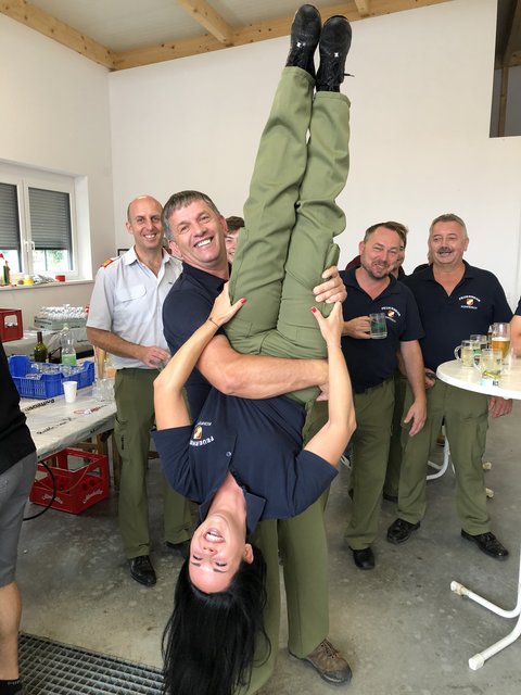 Hebeübung der Feuerwehr Kohfidisch: Kmdt Erwin Hanzl ließ Victoria Schuch "Kopfstehen".