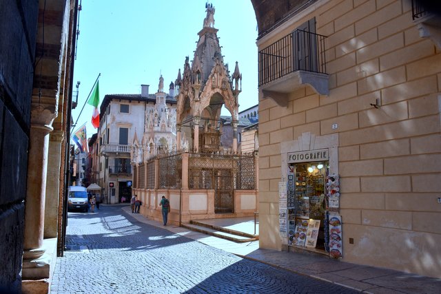 Die Gräber der Scaliger gehören zu den bedeutendsten und bemerkenswertesten Beispielen der Gotik weltweit. Die Anlage der Grabmonumente der Scaligeri Familie befindet sich im Zentrum der Stadt auf dem Kirchhof neben der Kirche der Santa Maria Antica – ganz in der Nähe der Piazza dei Signori, auch bekannt als Piazza Dante. 
