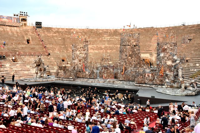 Und am Abend in der Arena wartet man gespannt auf die Aufführung