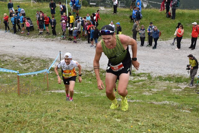 Im Schlussanstieg: Armin Zorn vom Team Serles (r.) | Foto: Kainz