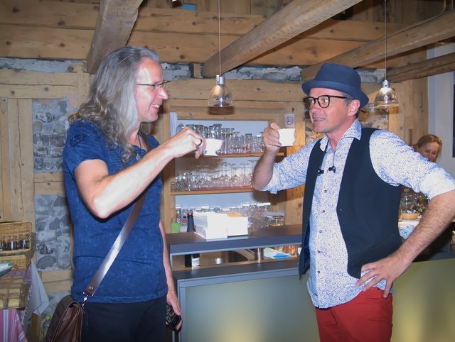 Eine "Tasse Sekt" zur Begrüßung gibt es nur in der Galerie Augenblick