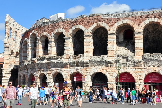 Ursprünglich hatte die Arena eine Größe von 152 Meter × 123 Meter. Heute sind es nur noch 138 Meter × 109 Meter, bei einer Höhe von genau 24,1 Meter. Damit ist die Arena in Verona immer noch – nach dem Kolosseum in Rom und der Arena von Capua – das drittgrößte der erhaltenen antiken Amphitheater. Die 45 Stufenränge des Zuschauerraums sind jeweils etwa 45 Zentimeter hoch und tief und bieten heute 22.000 Zuschauern Platz. 