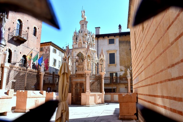 Das Monument der Gräber wird als „Gewölbe“ bezeichnet, da die Sarkophage mit reichverzierten Gewölben überdacht sind. Sie wurden im 14. Jahrhundert von verschiedenen Bildhauern geschaffen.