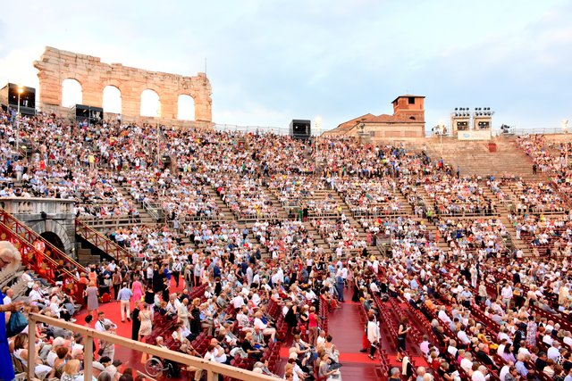 Gleich geht es los. Wir hatten zum 12ten mal das Glück mit dem Wetter und konnten auch diesmal eine wunderbare Aufführung miterleben. Frau Anna Netrebko hat sich ihren überschäumenden Applaus verdient.