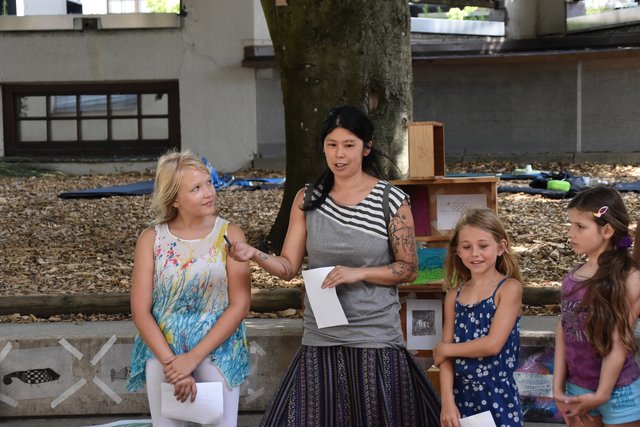 Künstlerin Ina Hsu präsentierte mit den Kindern die Ergebnisse ihres Workshops.  | Foto: Barbara Fluckinger