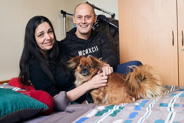 Frau D., ihr Mann und ihre drei Hunde haben das Leben auf der Straße hoffentlich hinter sich gelassen.
