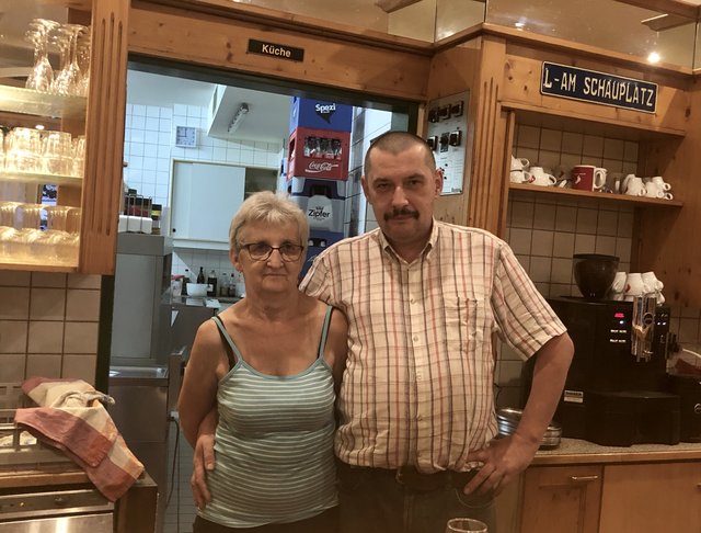 Wirt Charly betreibt mit "seiner Chefin" das Gasthaus "Union" am Brunnenplatz. | Foto: BRS/Gschwandtner