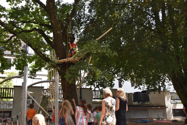 Bei der Hans Henzinger Schule in Kufstein präsentierten die Kinder dem interessierten Publikum ihre Arbeiten.  | Foto: Barbara Fluckinger