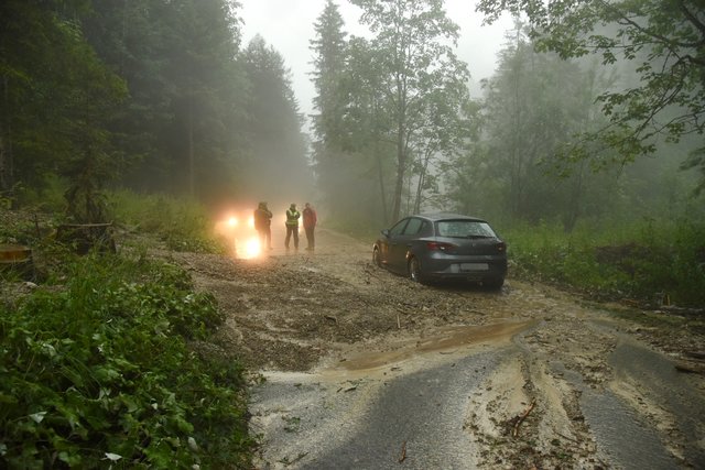 Im Kaiserbachtal wurde ein Pkw von einer Mure erfasst.
