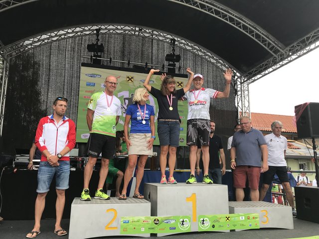 Jubel bei Hermann Mandler über den östereichischen Meistertitel in der Triathlon-Kurzdistanz.