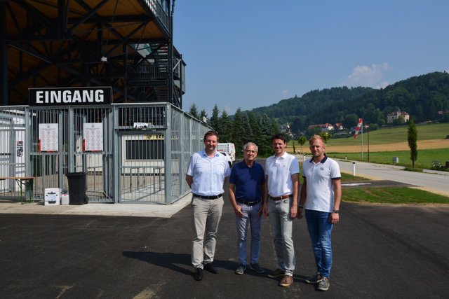 Josef Steinkellner, Hans-Peter Schlagholz, Alexander Radl und Gerald Malz (von links) auf dem neuen Asphalt