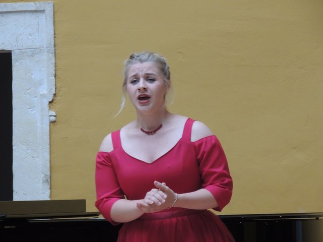 Sandra Harb mit "Du Ring an meinem Finger" von R. Schumann. 