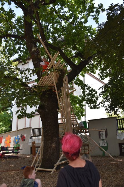 Im Workshop "Von Träumen und Räumen" realisierten die Kinder ein Baumhaus, das aus Latten gebaut wurde.  | Foto: Barbara Fluckinger
