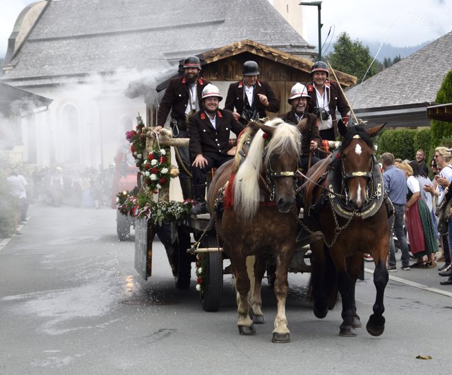Zahlreiche Vereine nahmen am großen Umzug am Sonntag teil. Im Bild: Die Freiwillige Feuerwehr Oberndorf mit Festwagen. | Foto: Johanna Schweinester