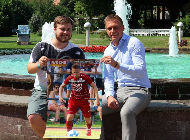 Ganz persönlicher Preis: Florian Thomann (r.) wurde von WOCHE-Redakteur Simon Michl als "Spieler der Saison" ausgezeichnet. | Foto: Franz Krainer