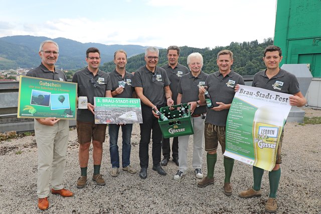 Braumeister Andreas Werner (li.), Gerhard Lukasiewicz, Pressechef der Stadt Leoben, (4.v.l.), Leobens Bürgermeister Kurt Wallner (2.v.re.) und Eventmanager Thomas Wohltran (re.) freuen sich ebenso wie Vertreter der Gastronomie auf das 3. Leobener Brau-Stadt-Fest.
