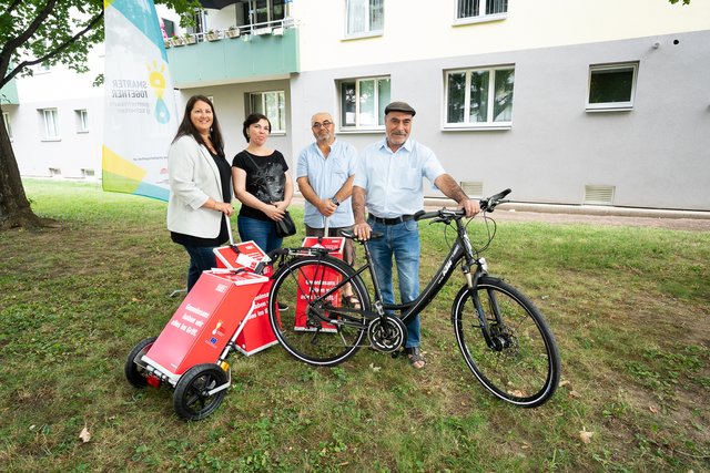 Stadträtin Kathrin Gaal (li.) übergab die Trolleys an die Mieter. | Foto: BV7PID/David Bohmann
