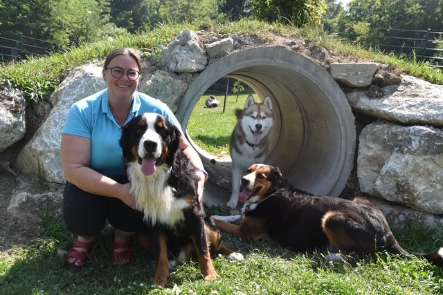 Claudia Oberländer kümmert sich gerne um die bei ihr im Hotel untergebrachten Hunde.