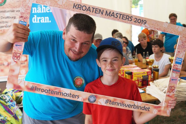 Stefan Csmarits (Obmann des TC Zagersdorf) mit Nico Ringhofer aus Draßburg nach der Siegerehrung. | Foto: Kroaten Masters/TC Zagersdorf