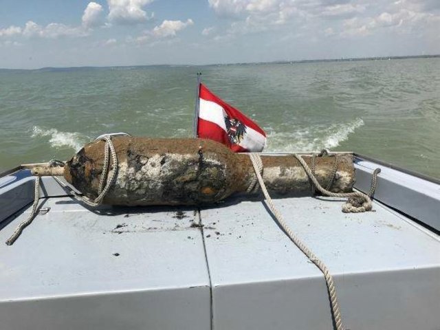 Die Polizei brachte das Kriegsrelikt an Land.